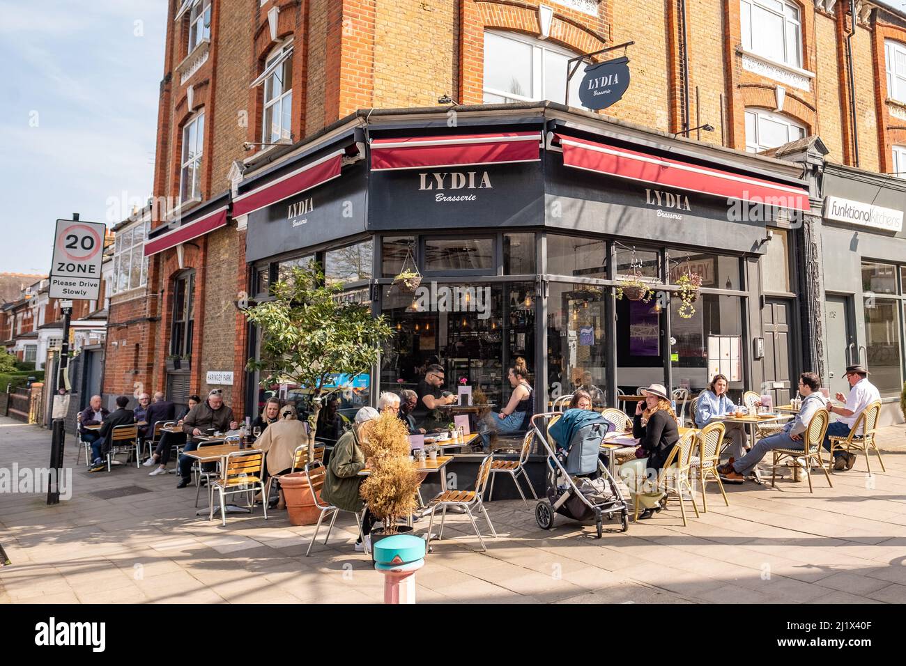 Londra- Marzo 2022: Posti a sedere all'aperto presso il cafe' nel Crouch End. Un'area esclusiva di North London con molte caffetterie e boutique indipendenti Foto Stock