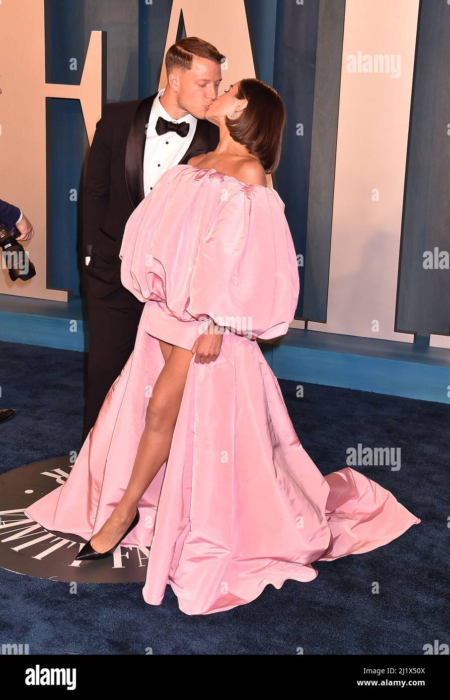 Beverly Hills, CA. 27th Mar 2022. Christian McCaffrey e Olivia Culpo alla Vanity Fair Oscar Party del 2022 al Wallenis Annenberg Center for the Performing Arts il 27 marzo 2022. Credit: Jeffrey Mayer/JTM Photos/Media Punch/Alamy Live News Foto Stock