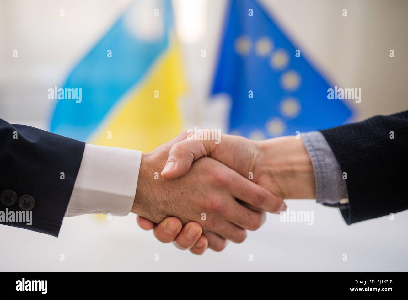 Stretta di mano tra l'Unione europea e l'Ucraina, inclusione del concetto di Ucraina. Foto Stock