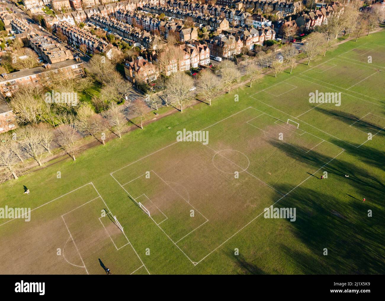 Vista aerea del campo di calcio vicino alle case a schiera urbane- UK Foto Stock