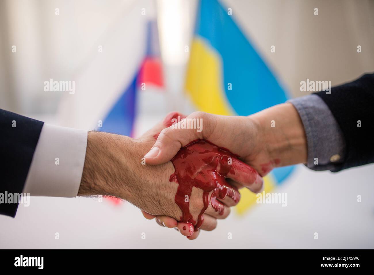 Rappresentanti dell'Ucraina e della Russia tremano le mani, il concetto di mano di sangue. Foto Stock