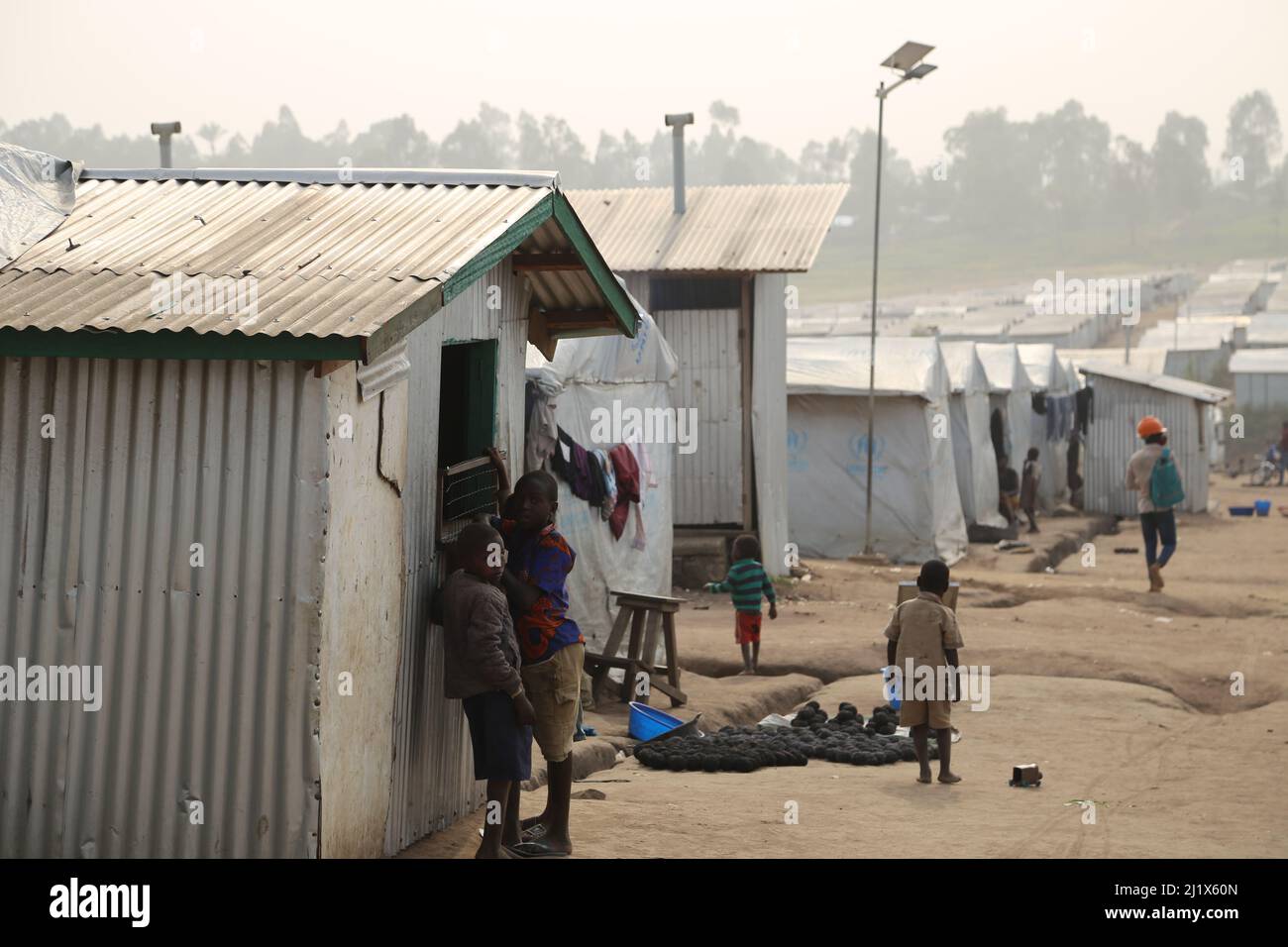 (220328) -- ITURI, 28 marzo 2022 (Xinhua) -- i bambini sono visti in un campo di sfollati interni (IDPs) nella provincia di Ituri, nella Repubblica Democratica del Congo nord-orientale, 17 marzo 2022. Nonostante tutte le sfide, la pace e l'autorità statale saranno ripristinate ad Ituri, una provincia carica di violenza nella Repubblica Democratica del Congo (RDC), rassicurata il tenente generale Johnny Luboya, governatore militare di Ituri, in una recente intervista esclusiva a Xinhua.TO GO WITH 'Interview: Gli sforzi per ristabilire la pace, l'autorità di Stato in Ituri per continuare: Dr Congo governatore militare" (Foto da A Foto Stock