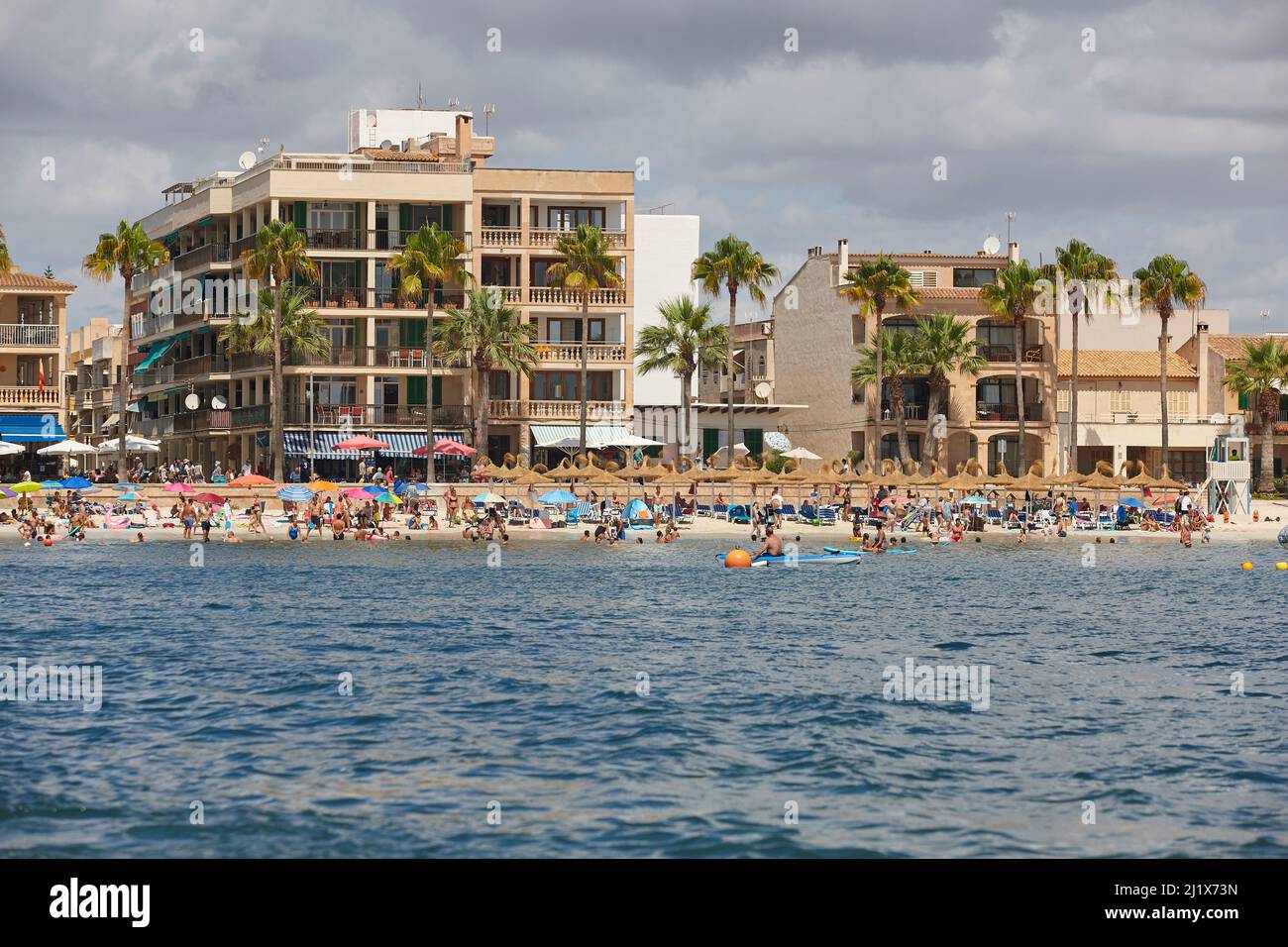 Spiaggia e gente a Maiorca. Colonia Sant Jordi. Baleari, Spagna Foto Stock