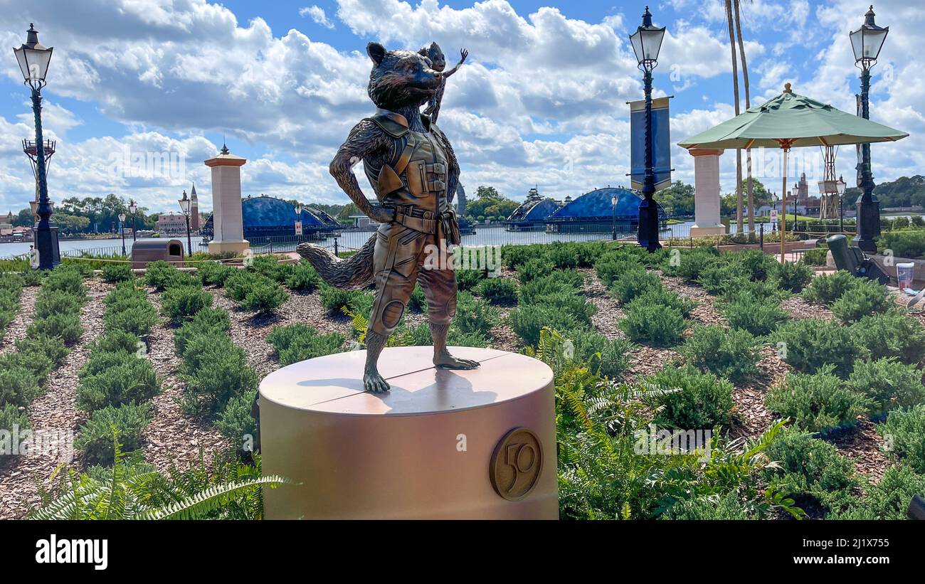 Orlando, FL USA- 9 ottobre 2021: La statua del 50th anniversario di Rocekt e Baby Groot a EPCOT nel Walt Disney World di Orlando, Florida. Foto Stock