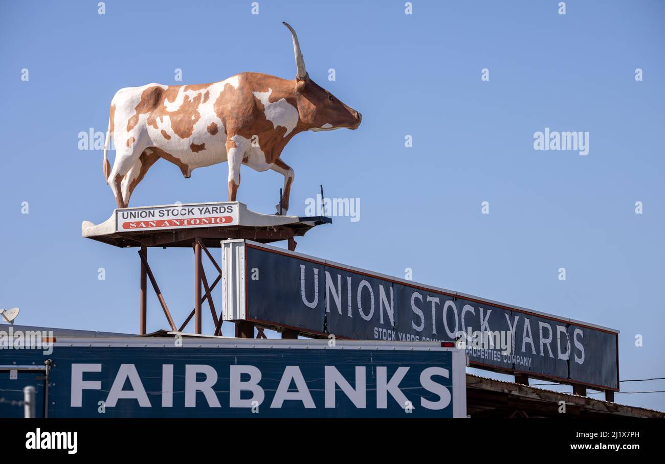 Mercato azionario presso Union Stock Yards con logo e grande statua Longhorn Bull contro un cielo azzurro Foto Stock