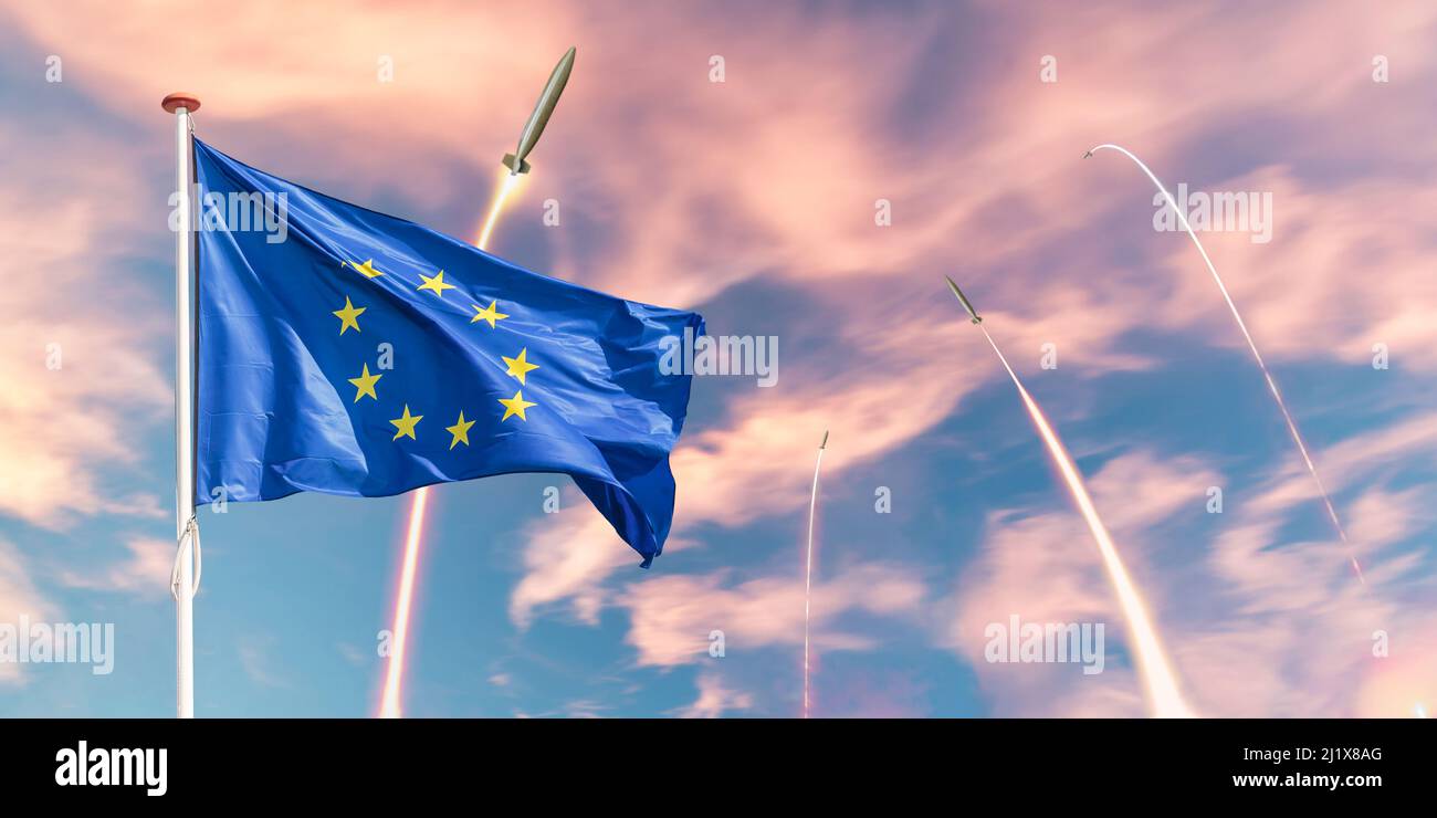 Bandiera ufficiale dell'Unione europea di fronte alle armi missilistiche guidate sparate Foto Stock