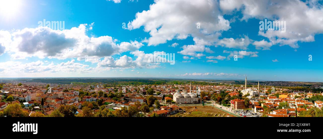 Vista panoramica di Edirne dal minareto della Moschea di Selimiye. Panorama della città di Edirne con la Moschea Vecchia o Eski Cami e la Moschea UC Serefeli. Foto Stock