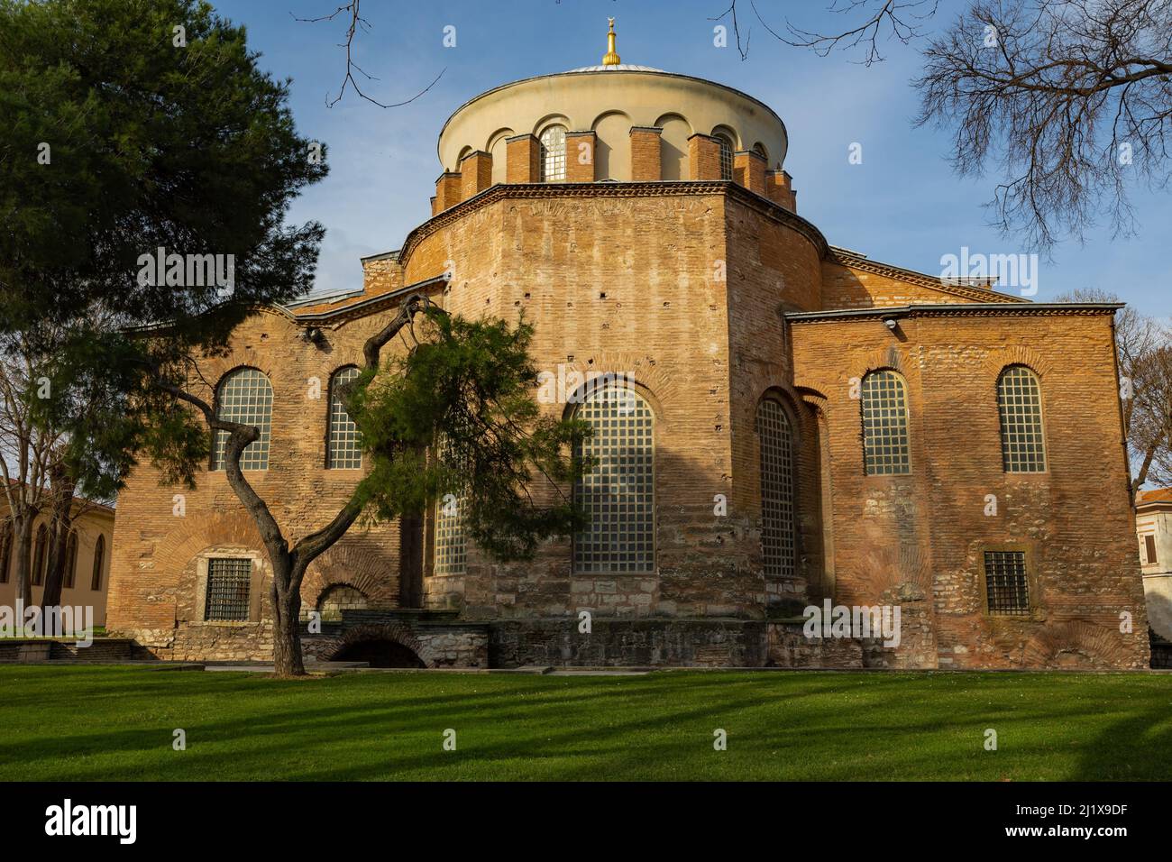Hagia Irene o Aya irini nel primo cortile del Palazzo Topkapi di Istanbul. Punti di riferimento di Istanbul. Chiesa bizantina. Viaggio in Turchia background ph Foto Stock