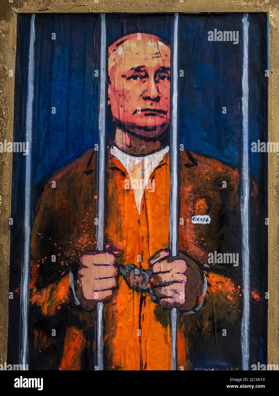 Barcellona, Spagna. 28th Mar 2022. Un graffito dell'artista urbano italiano 'TVBoy', Salvatore Benintende, intitolato 'il sogno' raffigurante il presidente russo Vladimir Putin imprigionato e dietro le sbarre in protesta per gli attacchi russi in corso è visto nel centro di Barcellona Credit: Matthias Oesterle/Alamy Live News Foto Stock