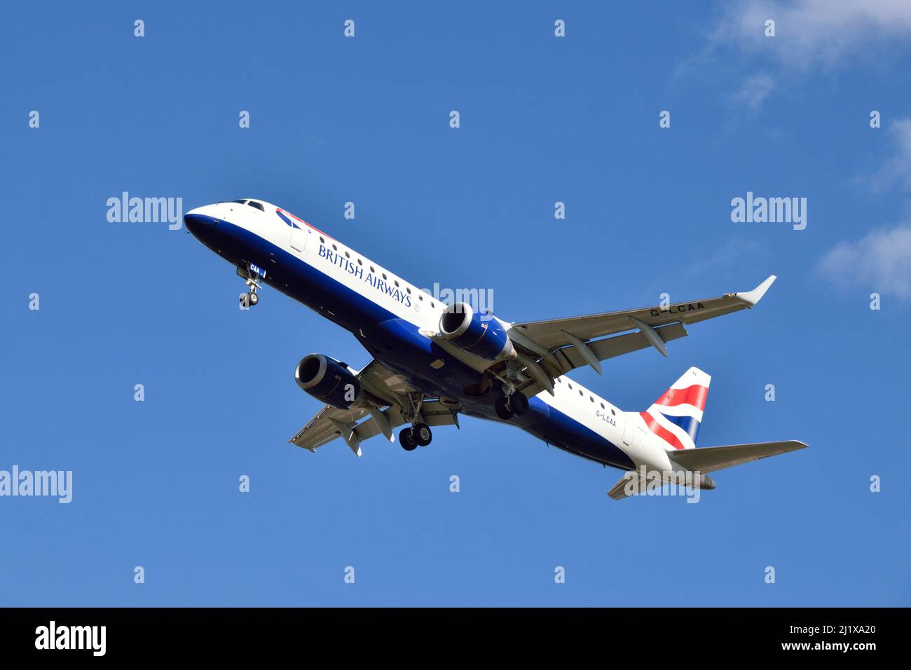 BA CityFlyer E190 G-LCAA arrivo a terra presso l'Aeroporto di London City Foto Stock