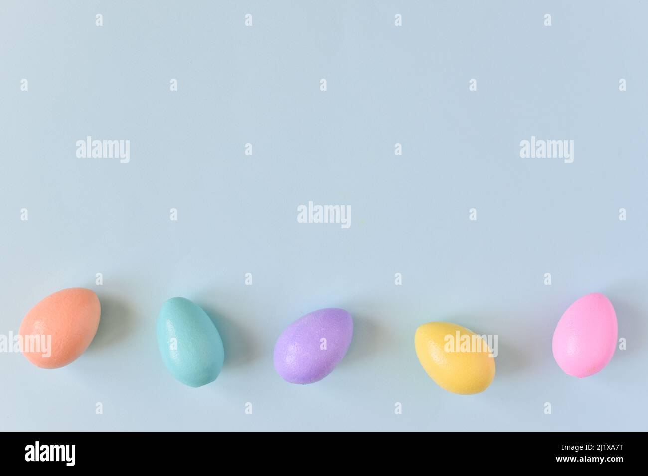 Cartolina di Pasqua con uova colorate da letto con una copia del luogo per il testo. Foto Stock