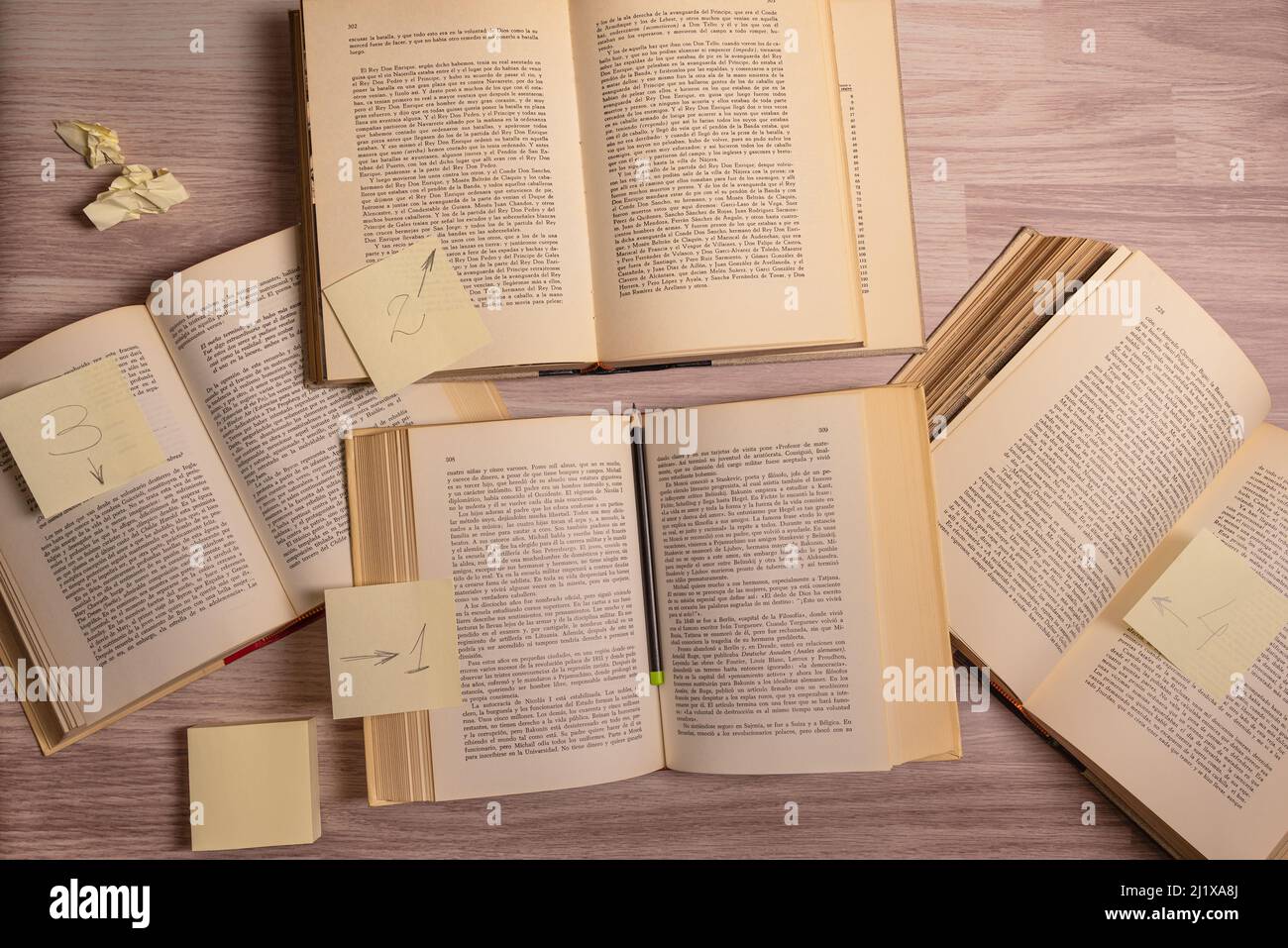 TABELLA DI STUDIO, CON DIVERSI LIBRI APERTI. NOTEBOOKING. Foto Stock