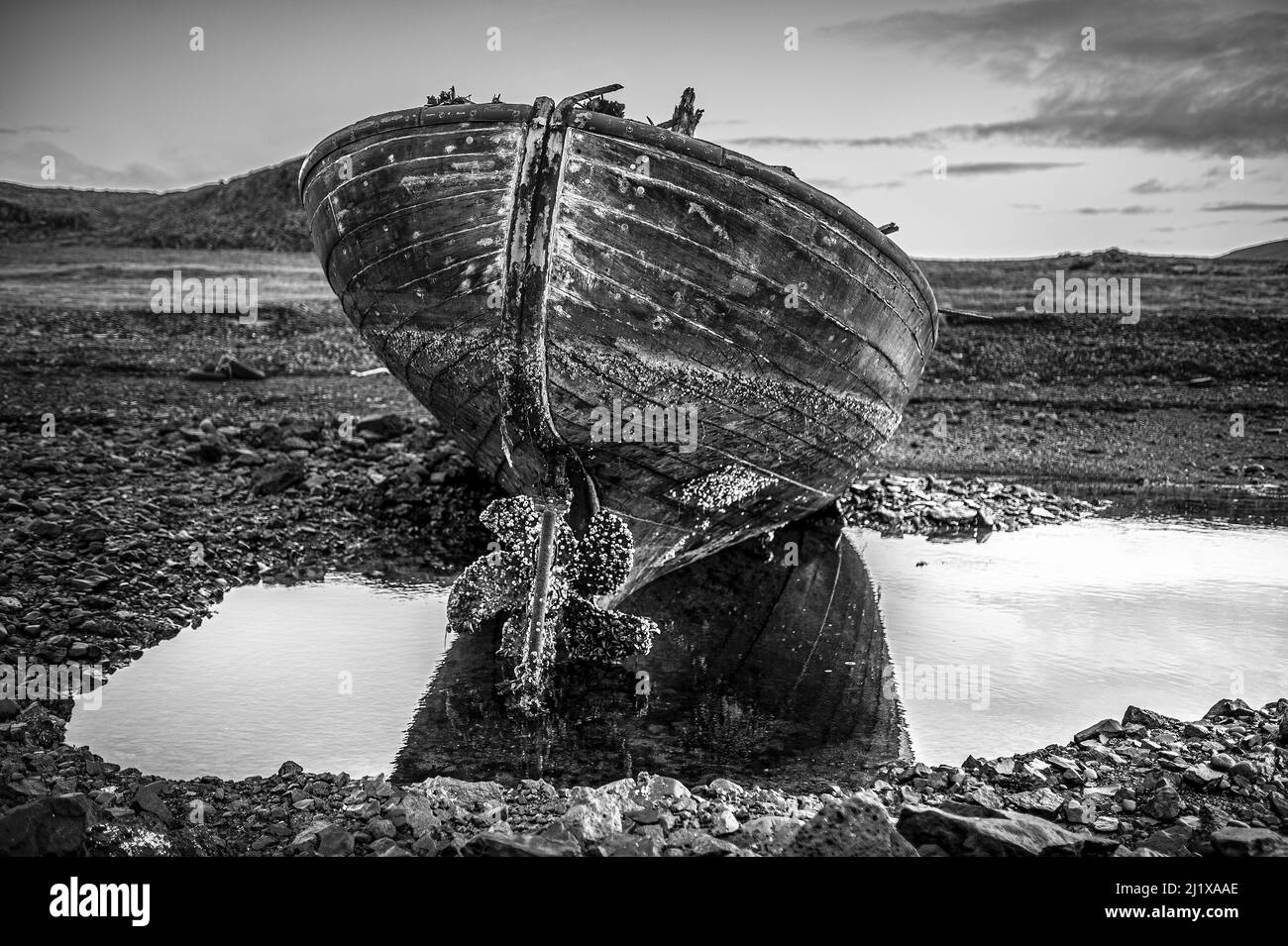 Una foto in scala di grigi di una vecchia imbarcazione Foto Stock