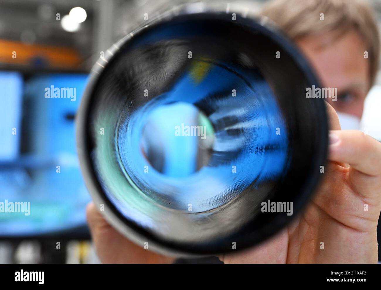 28 marzo 2022, Baden-Wuerttemberg, Karlsruhe: Una struttura cava ibrida prodotta dal processo centrifugo che può servire come albero motore è in mostra presso la fabbrica di ricerca del Karlsruhe Institute of Technology (KIT) e il Fraunhofer Gesellschaft. A causa dei materiali utilizzati, il componente ha un elevato grado di struttura leggera. La fabbrica di ricerca è stata ufficialmente aperta il 28 marzo 2022. È dedicato ad applicazioni industriali come l'elettromobilità, le tecnologie digitali dell'industria 4,0 e la produzione sostenibile. I ricercatori testano processi di produzione specifici qui, in Foto Stock