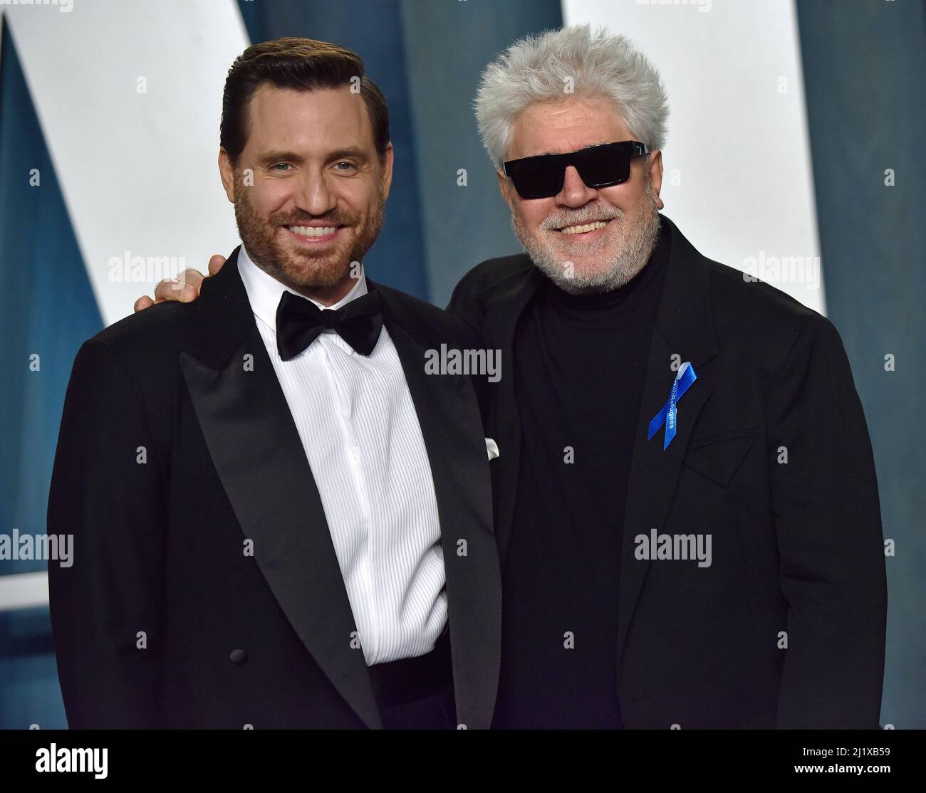 Beverly Hills, Stati Uniti. 28th Mar 2022. Il direttore Pedro Almodovar (R) e Edgar Ramirez arrivano per la Vanity Fair Oscar Party al Wallenberg Center for the Performing Arts di Beverly Hills, California, domenica 27 marzo 2022. Foto di Chris Chew/UPI Credit: UPI/Alamy Live News Foto Stock