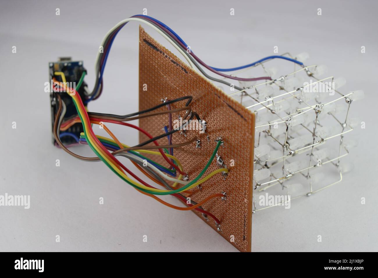 Interessante progetto elettronico realizzato utilizzando scheda zero a circuito stampato per impieghi generali e circuito microcontrollore utilizzando molti fili e LED Foto Stock