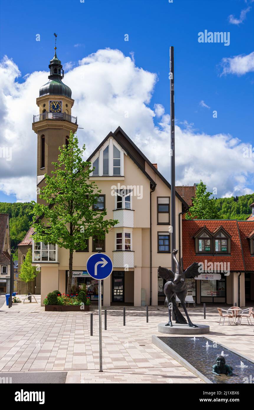 Ebingen, Albstadt, Baden-Württemberg, Germania: Scena stradale disabitata con sculture della collaborazione artistica 'Ausgrabenl'. Foto Stock