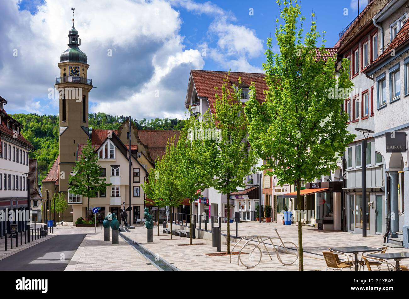 Ebingen, Albstadt, Baden-Württemberg, Germania: Scena stradale disabitata con sculture della collaborazione artistica 'Ausgrabenl'. Foto Stock