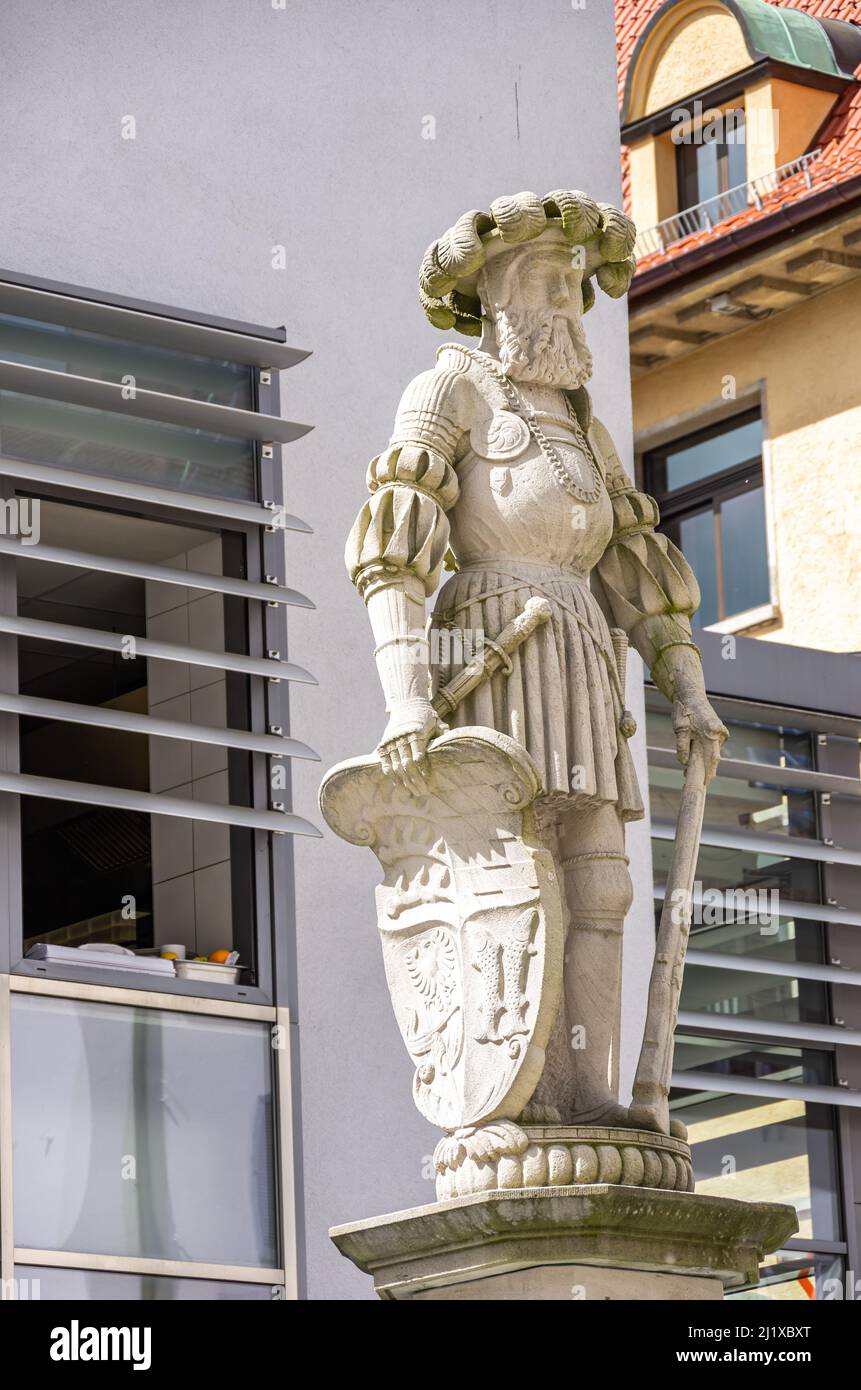 Ebingen, Albstadt, Baden-Württemberg, Germania: Statua di un cavaliere in abito rinascimentale del 1545, noto anche come Duca Ulrich, sulla fontana del mercato. Foto Stock