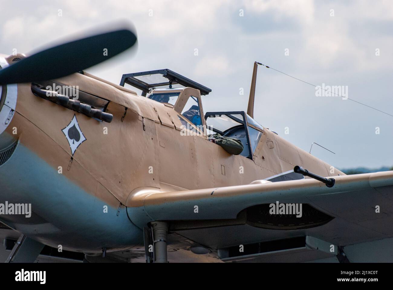 DUXFORD, CAMBRIDGESHIRE, UK - 13 LUGLIO 2014: WW2 BF (Messerschmitt) 109 effettua un'esposizione di battute d'arresto al campo d'aviazione di Duxford durante Flying Legends Foto Stock