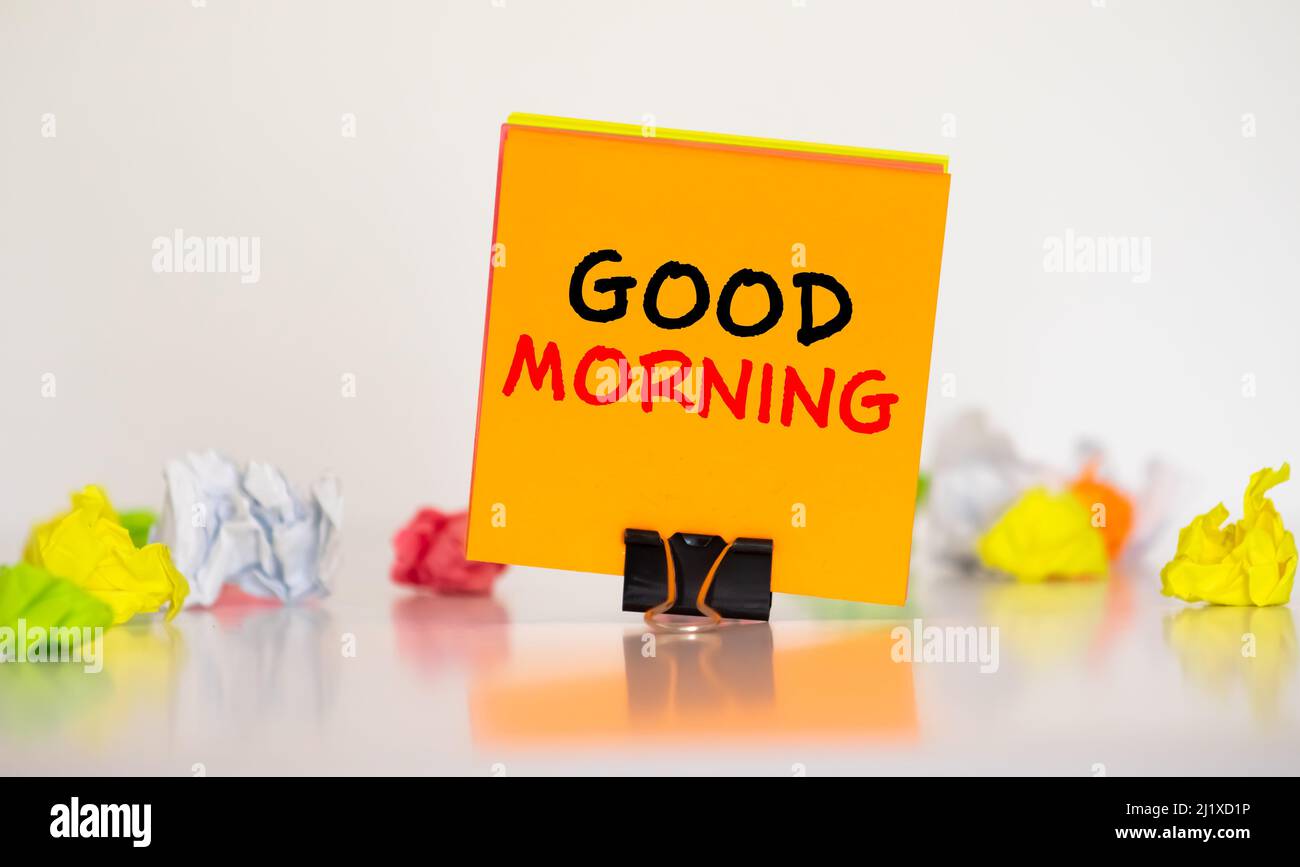 Togliere la tazza di caffè e il sacchetto di carta con la nota Buongiorno. Foto Stock