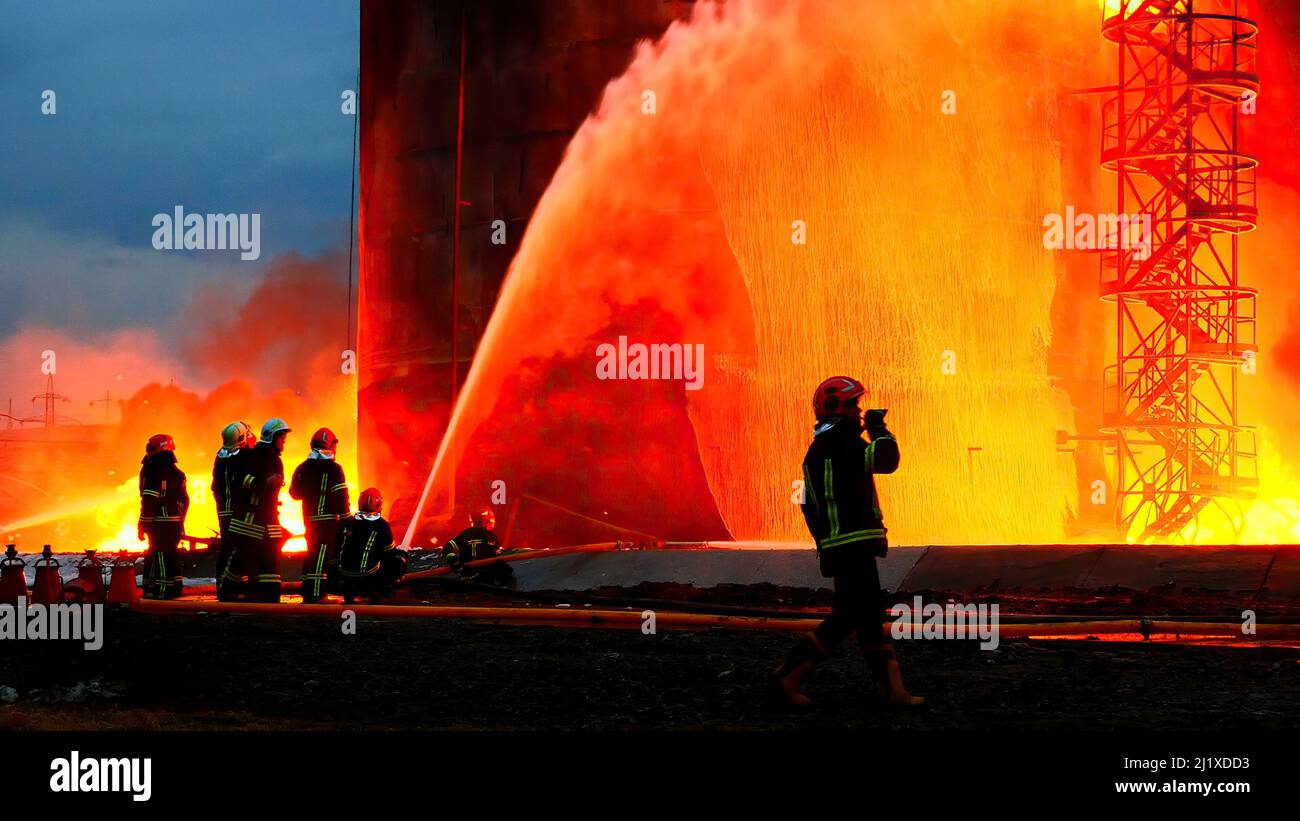 Un incendio in un'area di stoccaggio del carburante è stato estinto a Lviv dai vigili del fuoco del servizio di emergenza statale ucraino. Il 26 marzo 2022, alle 4:30 circa, un incendio scoppiò a Lviv, Ucraina a seguito di un bombardamento russo sul territorio di una delle imprese industriali per lo stoccaggio di combustibile. Il 27 marzo 2022 alle 06:49 l'incendio si è spento. (Foto: Servizio di emergenza Ucraina) Foto Stock