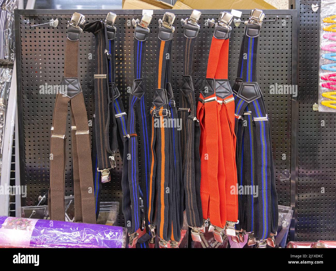 La forma a Y della cinghia bretella le Suspenders di moda a rack Foto Stock