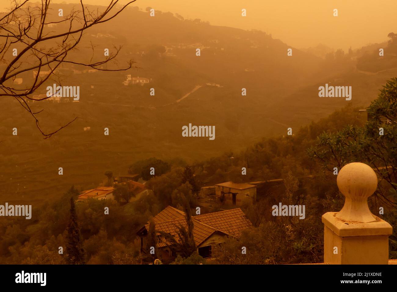 Andalucia è la Spagna: Gli effetti della polvere sahariana (Calima) sulla zona intorno a Competa Foto Stock