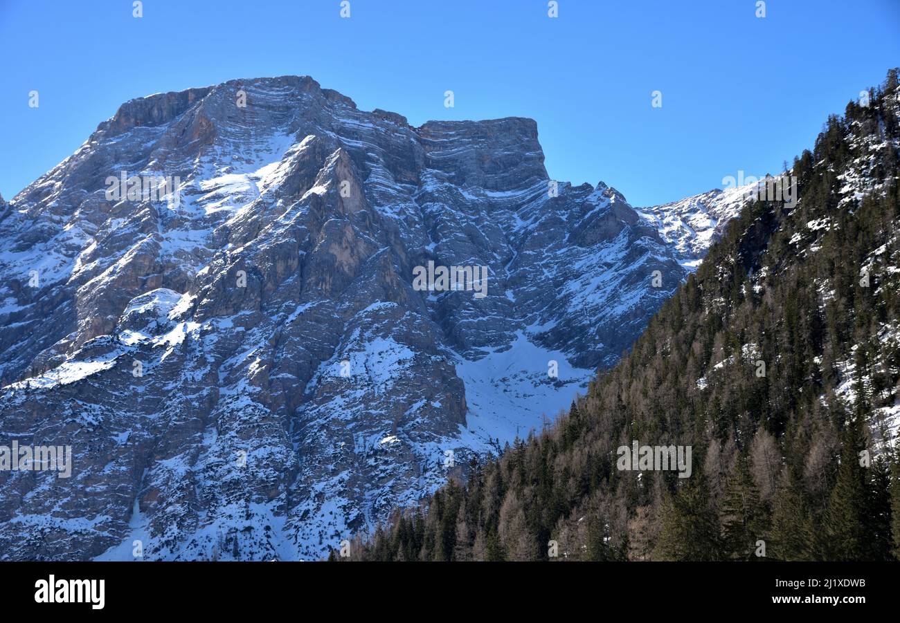 Il massiccio roccioso della Croda del Becco, Seekofel, una montagna di 2810 metri di altezza che domina il Lago di Braies Foto Stock