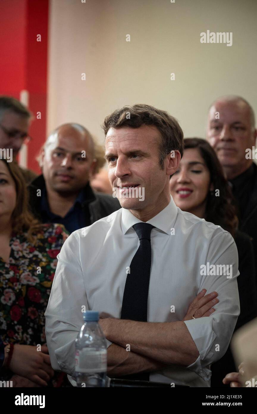 Presidente francese e candidato del partito di destra la Republique en Marche (LREM) per le elezioni presidenziali Emmanuel Macron discute con le associazioni di Maison-Phare, durante la sua visita a Digione, Francia orientale, il 28 marzo 2022. Foto di Eliot Blondt / ABACAPRESS.COM Foto Stock