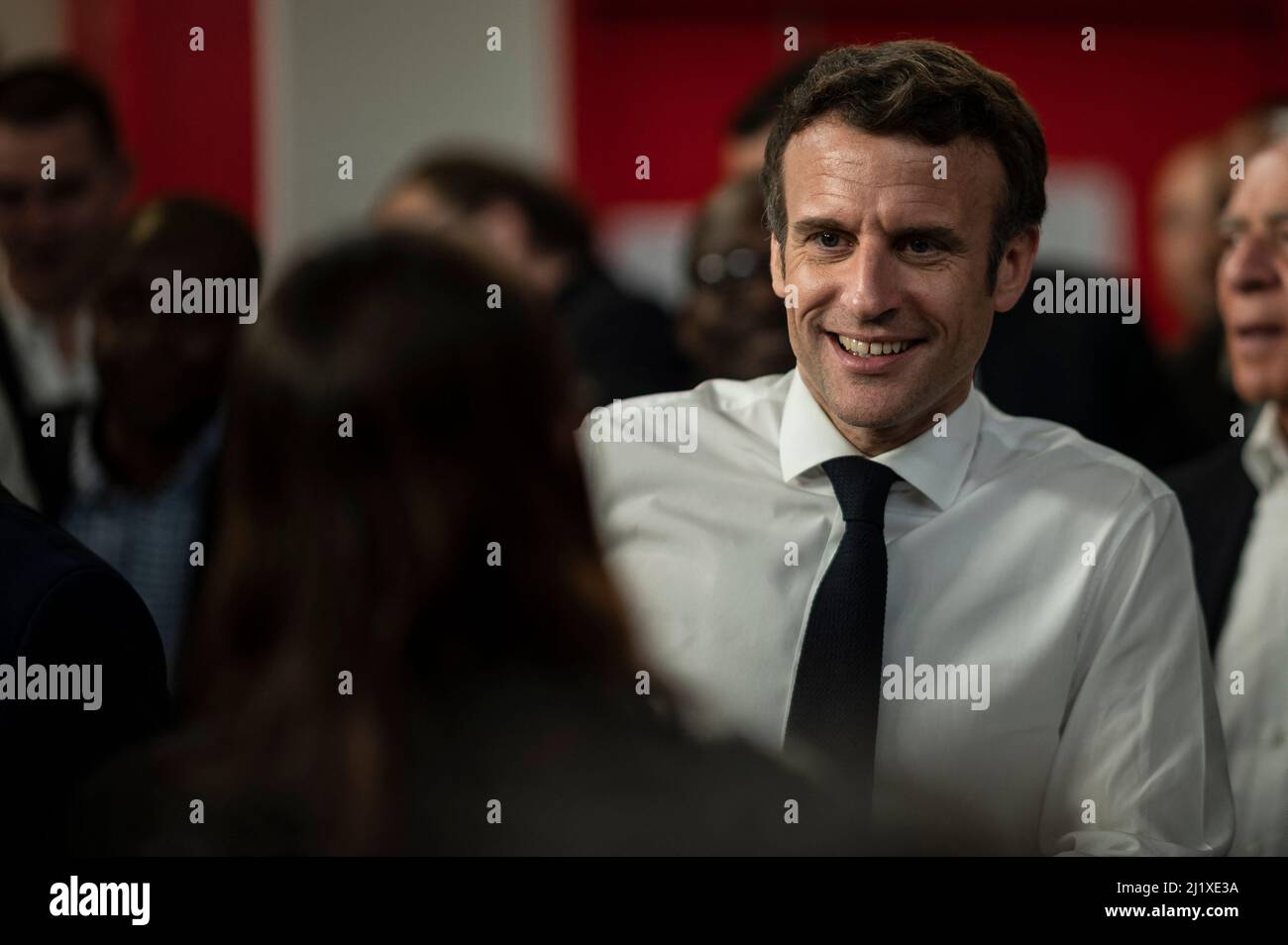 Presidente francese e candidato del partito di destra la Republique en Marche (LREM) per le elezioni presidenziali Emmanuel Macron discute con le associazioni di Maison-Phare, durante la sua visita a Digione, Francia orientale, il 28 marzo 2022. Foto di Eliot Blondt / ABACAPRESS.COM Foto Stock