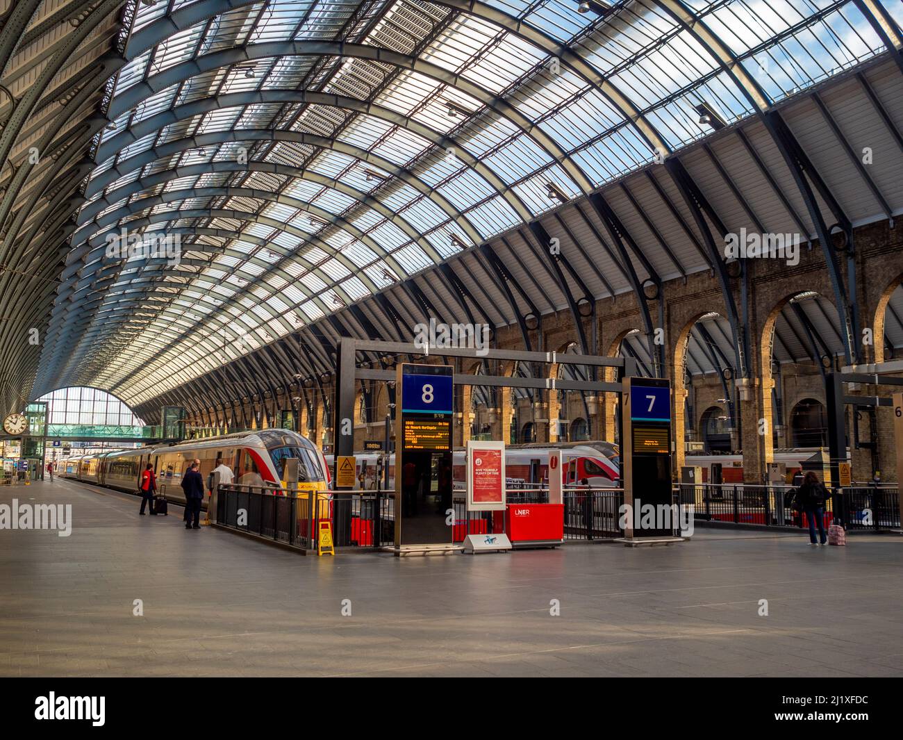Piattaforme 7 e 8 della stazione di King's Cross di Londra in una giornata di sole. Londra. REGNO UNITO Foto Stock