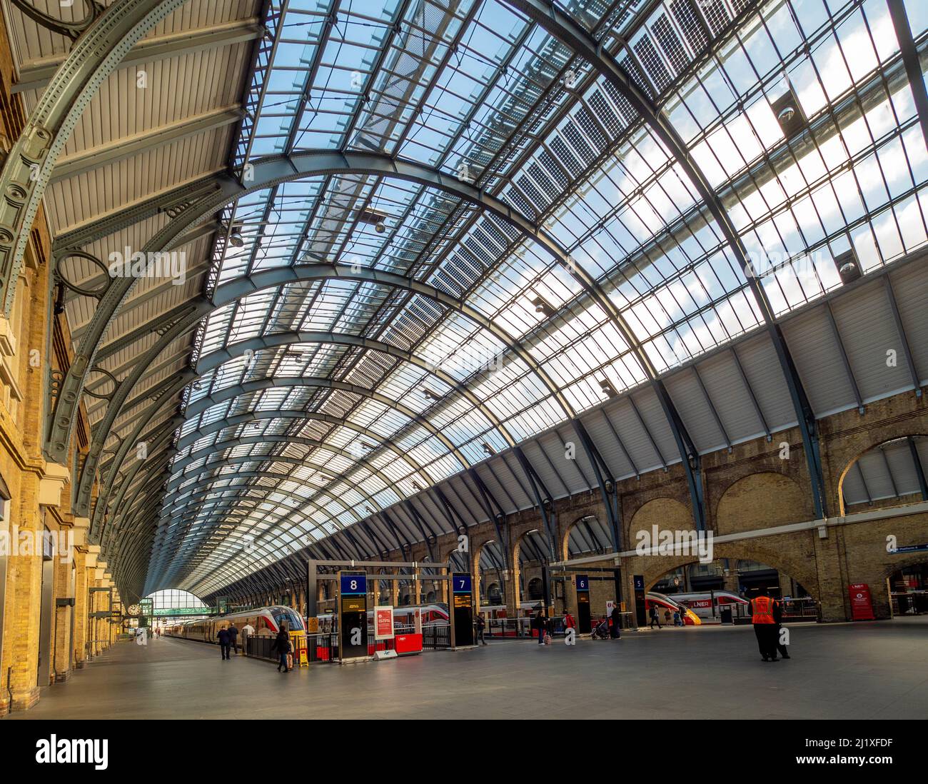 Piattaforme 7 e 8 della stazione di King's Cross di Londra in una giornata di sole. Londra. REGNO UNITO Foto Stock