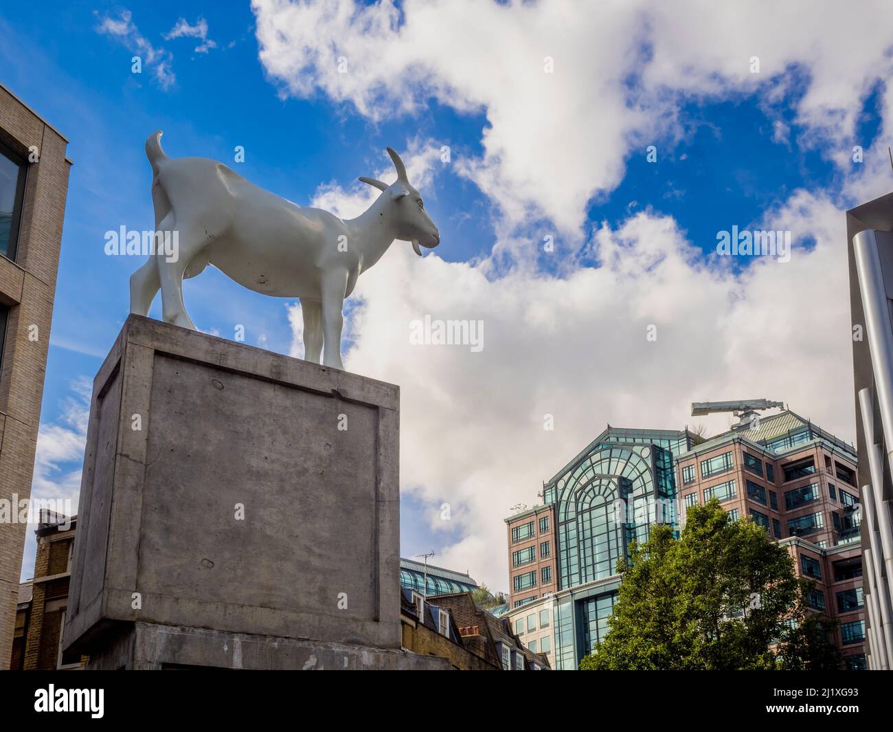 I scultura di capra in Piazza dei Vescovi con la facciata vetrata di 155 Bishopsgate in lontananza. Londra. Foto Stock