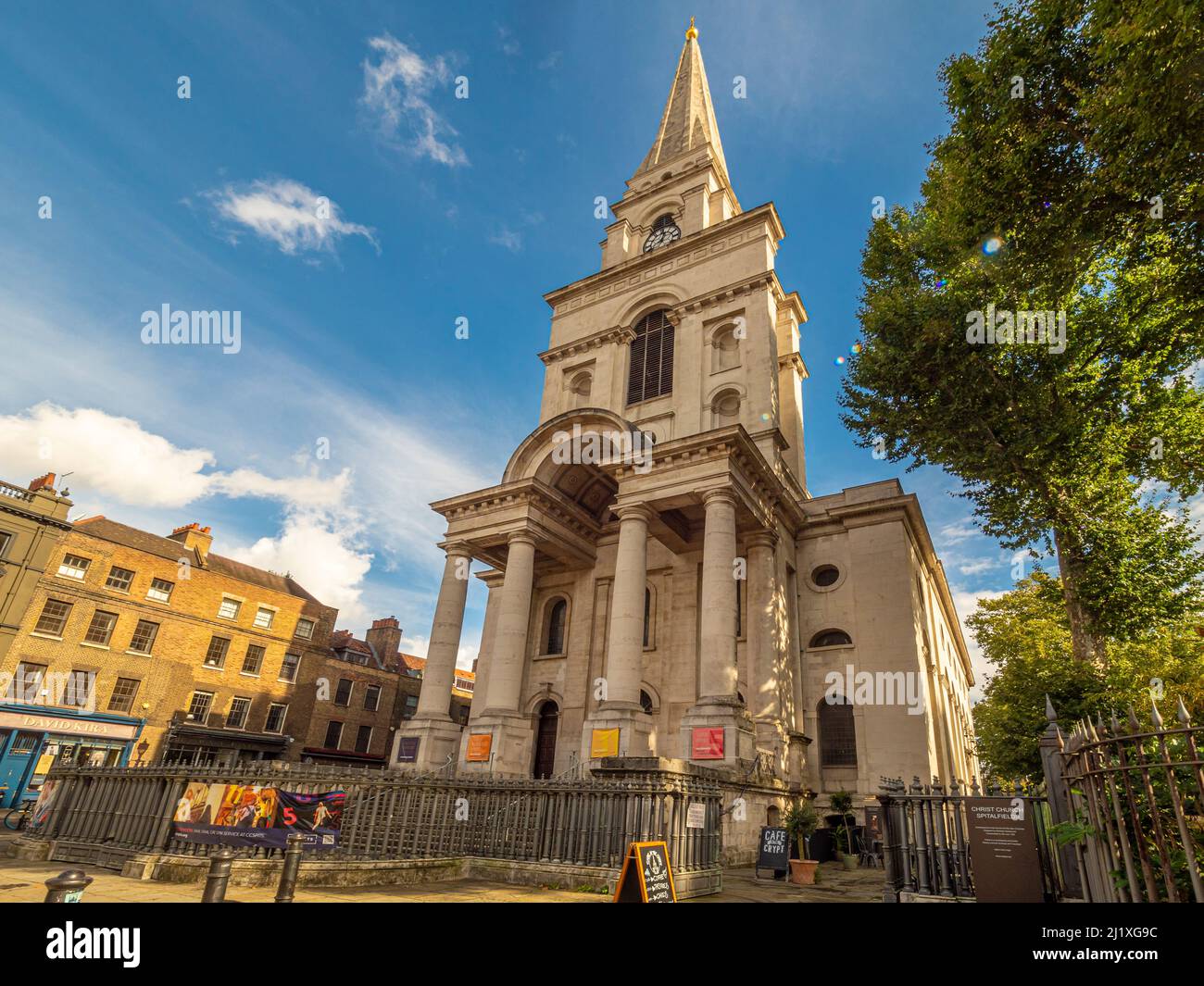 Facciata in pietra bianca della Chiesa di Cristo Spitalfields dell'architetto Nicholas Hawksmoor. Londra. Foto Stock