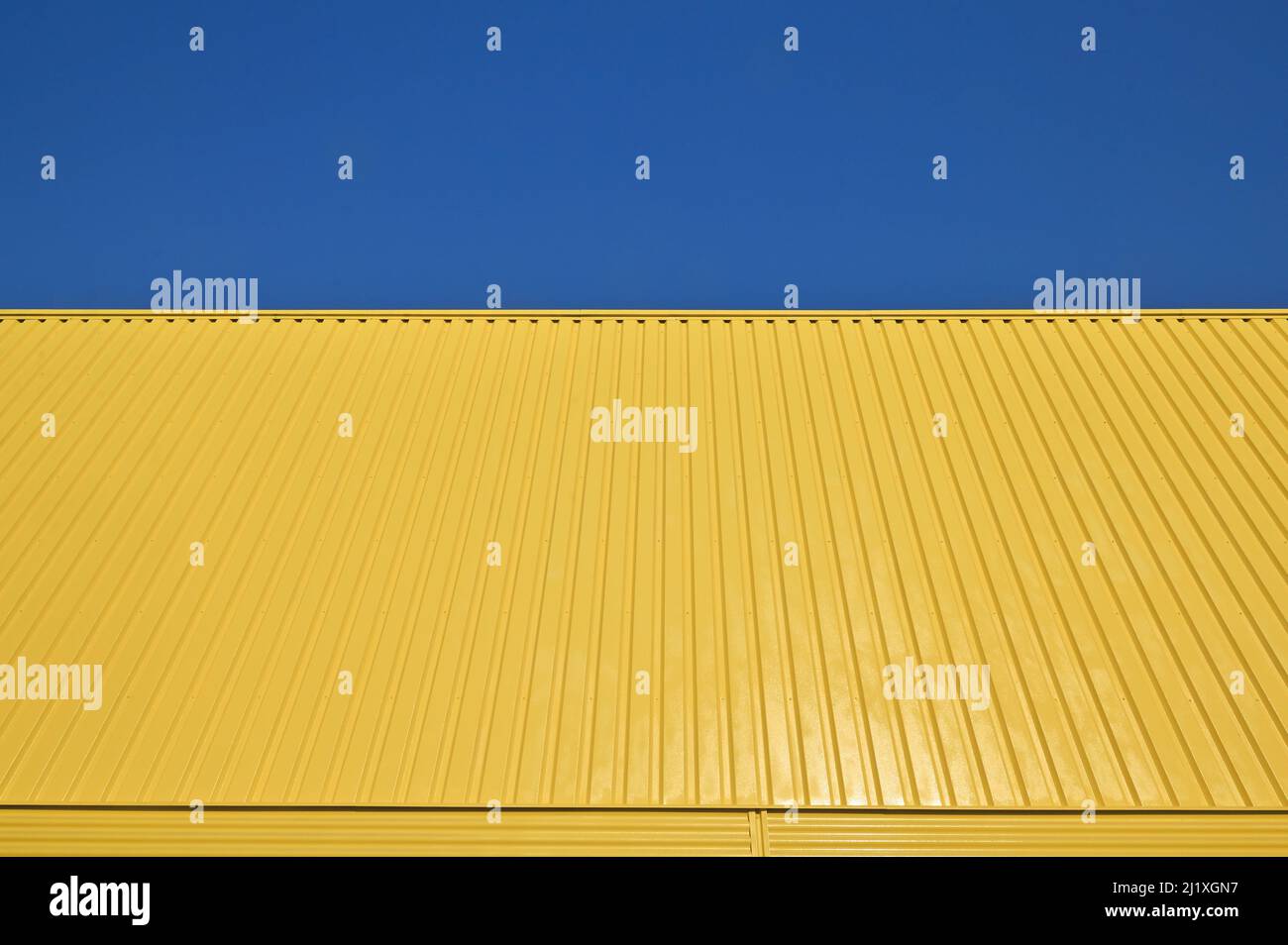 Sfondo modello giallo zincato metallo Profilo contro il cielo Foto Stock