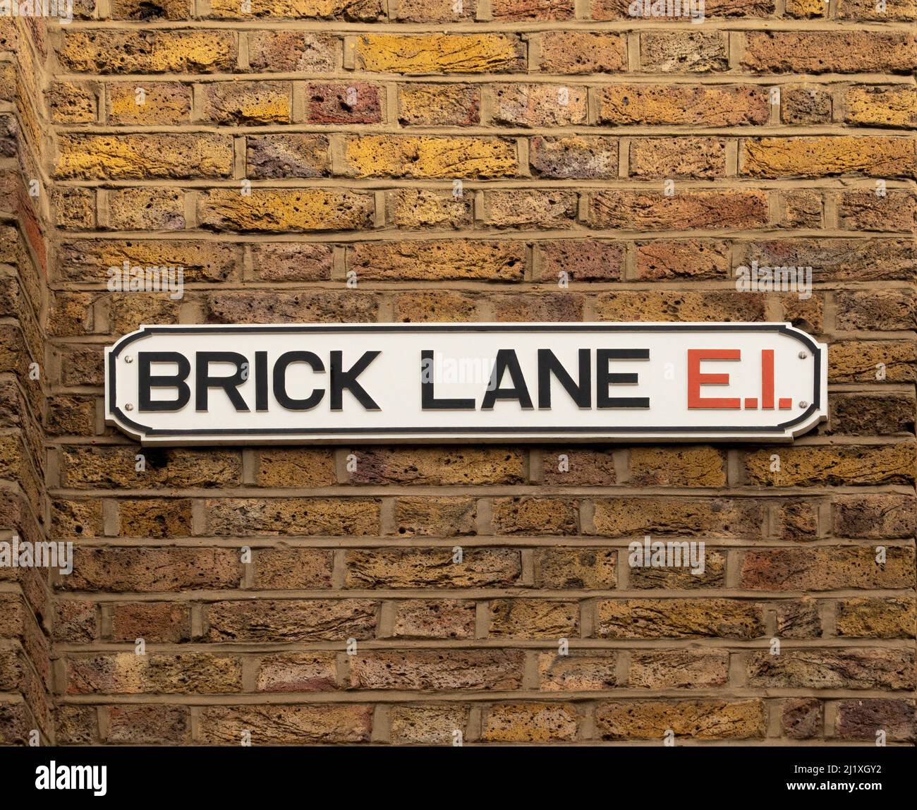 Cartello stradale per Brick Lane montato su una parete esterna dell'edificio. Londra. Foto Stock