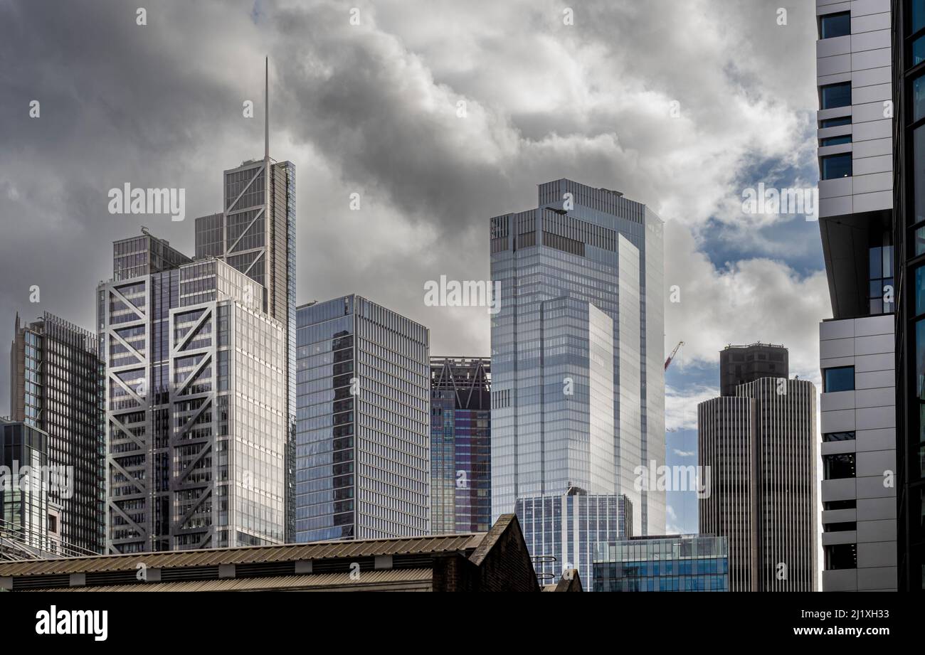 I moderni grattacieli in metallo satinato hanno visto di nuovo un suggestivo cielo grigio nel centro di Londra. Foto Stock