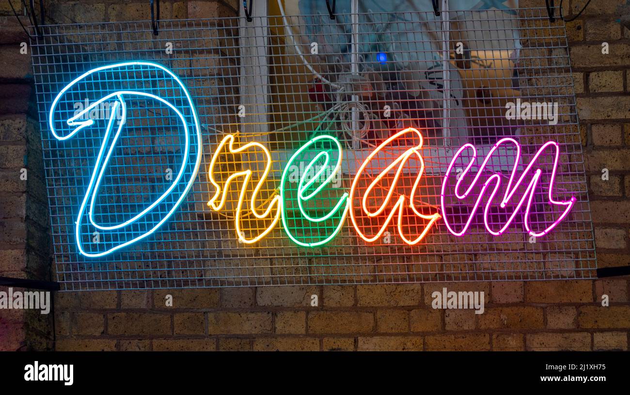 Neon light word 'Deam' fa parte di un'installazione d'arte di Chili Burman a Covent Garden, Londra. Foto Stock