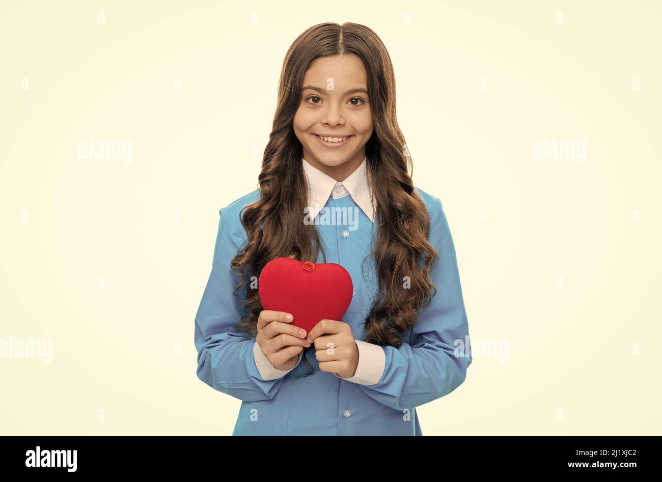La sua malattia curabile. Il bambino felice tiene il cuore rosso. Assistenza cardiovascolare. Assistenza sanitaria pediatrica Foto Stock