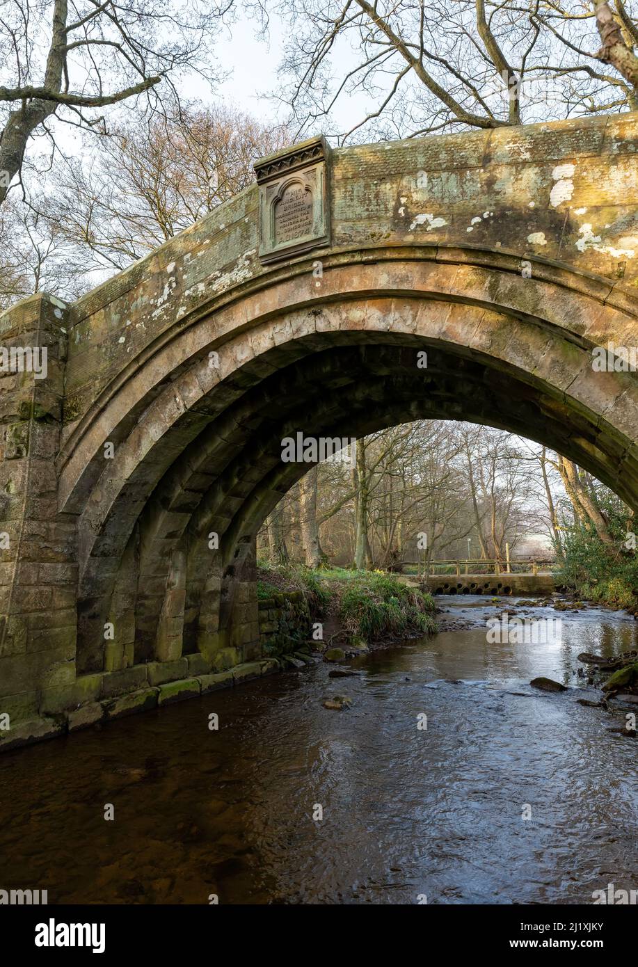 Hunter STY Bridge. Westerdale nel North York Moors. Antico arco medievale con un rinnovo più moderno e facciata in pietra. Foto Stock