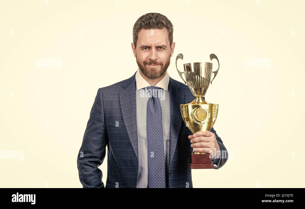 l'uomo di successo in vestito tiene il premio di affari della tazza del campione isolato su bianco, successo di affari. Foto Stock