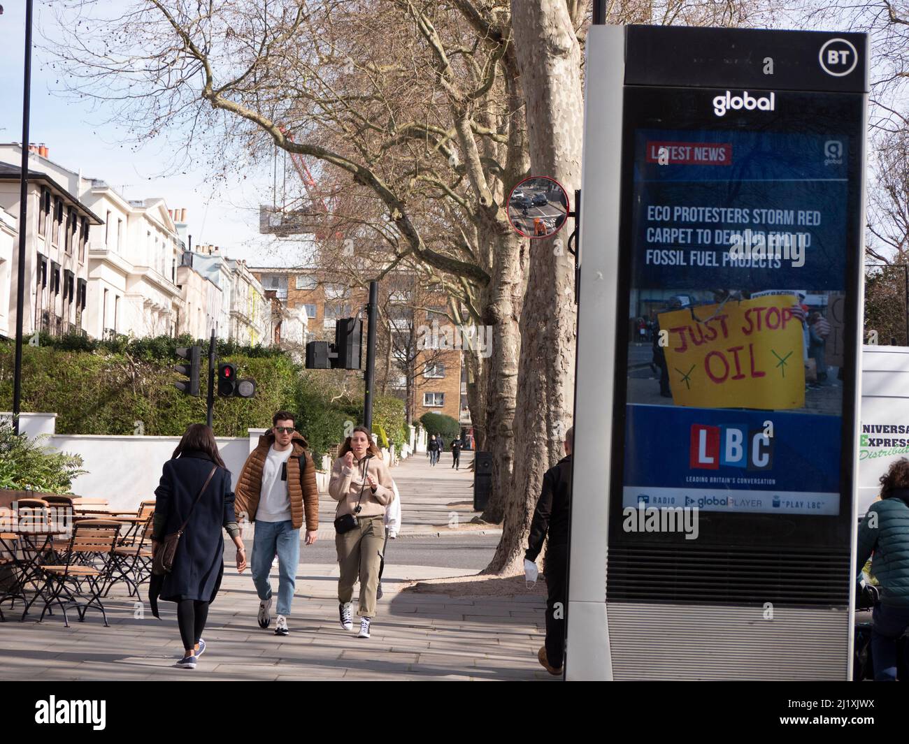 BT, British Telecom Global , hotspot Wi-Fi gratuito, e pubblicità esterna fuori casa mostrando LBC radio spot, in Holland Park West London strada con pedoni Foto Stock