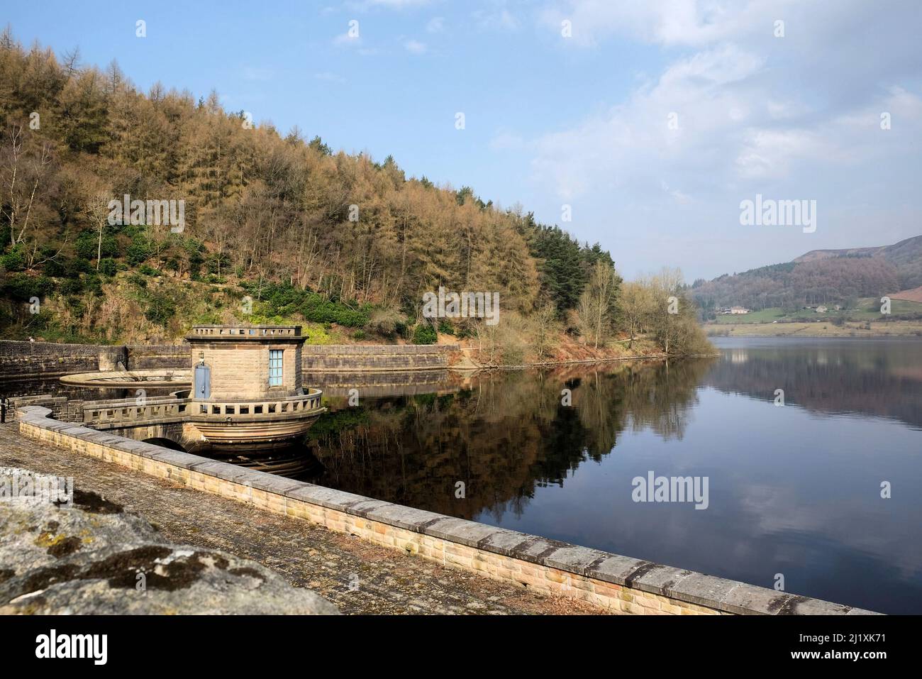 La torre di uscita dell'acqua sulla diga di Ladybower Reservoir, nel Dark Peak del Peak District, Derbyshire, Regno Unito Foto Stock