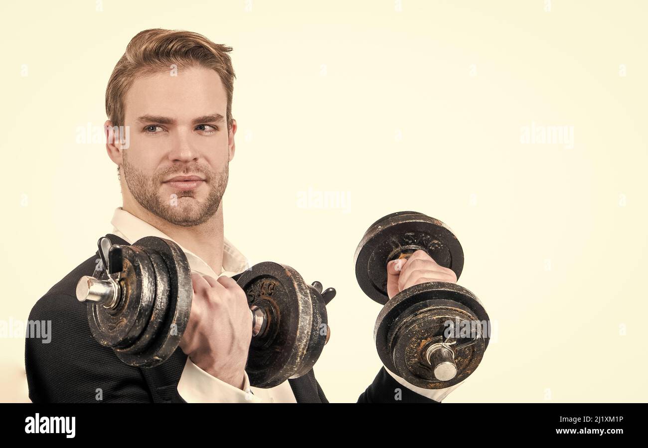 Fitness per affari. Uomo d'affari fare allenamento dumbell. L'uomo tiene i pesi a mano. Fitness fisico Foto Stock