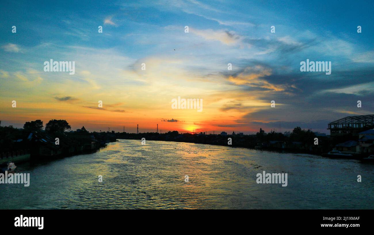 tramonto nella città di banjarmasin Foto Stock