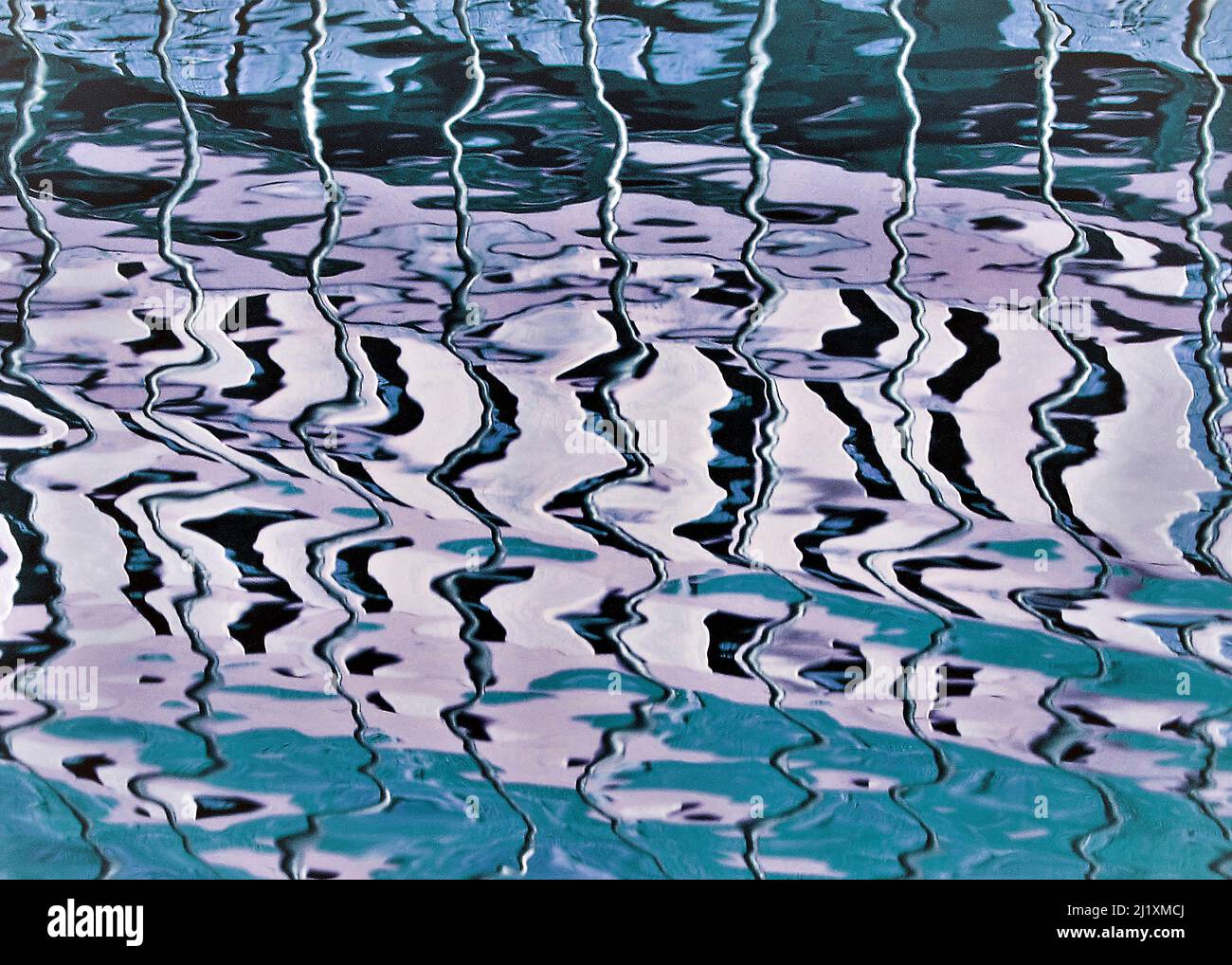 Fotografia astratta britannica della via d'acqua che mostra pattern, texture, forma e movimento riflessi, con una tavolozza di colori che mostra in forme di luce specchiate r Foto Stock