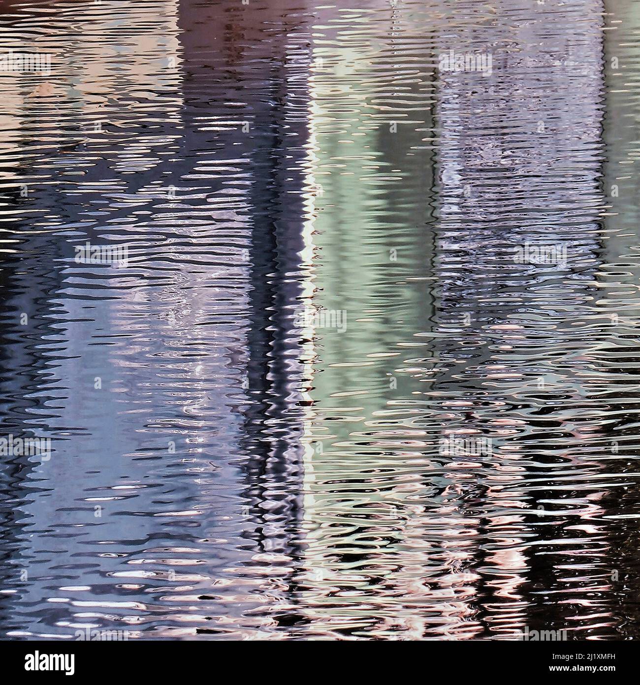 Fotografia astratta britannica della via d'acqua che mostra pattern, texture, forma e movimento riflessi, con una tavolozza di colori che mostra in forme di luce di mirrore Foto Stock