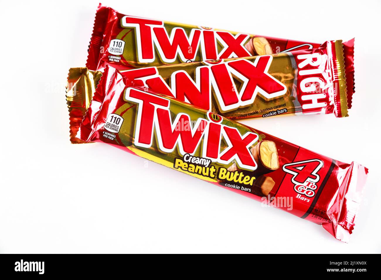 Maggio 4, 2021. New York. Biscotti Twix ricoperti di cioccolato al latte isolato su sfondo bianco. Foto Stock