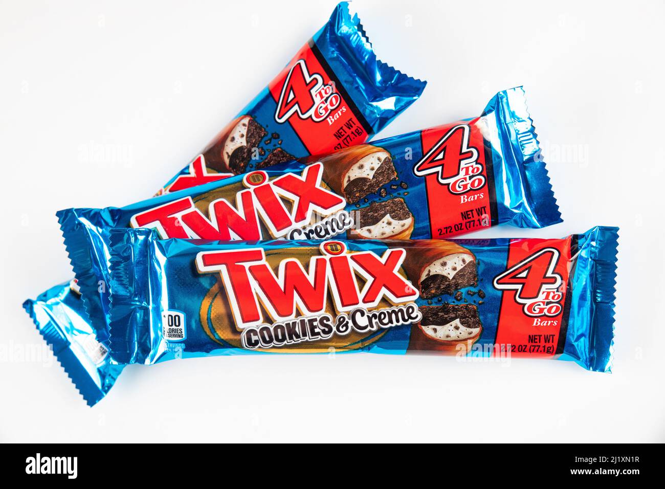 Maggio 4, 2021. New York. Biscotti Twix ricoperti di cioccolato al latte isolato su sfondo bianco. Foto Stock